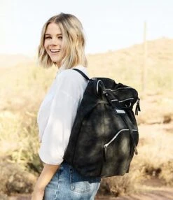 Petunia Pickle Bottom Cinch Convertible Backpack - Leatherette -Kurt Geiger Shop 00000000 zi 4276af10 664a 4fcc 8206 26a1a8369d8d 04 ai