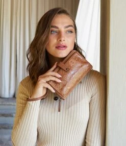 The Sak Iris Large Embossed Leather Smartphone Gold Tone Crossbody Bag -Kurt Geiger Shop 00000000 zi 57e758ee bd6e 49a3 b08f 457ff0bd15d1 04 ai