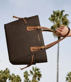 Michael Kors Voyager Signature Logo Colorblock Tote Bag -Kurt Geiger Shop 05380704 zi brown 04 ai